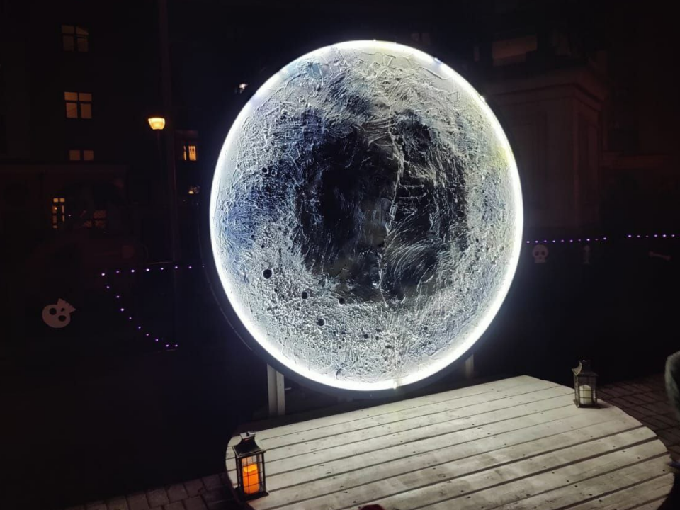 Жители ЖК «Солнечная система» удивили соседей космическим арт-объектом