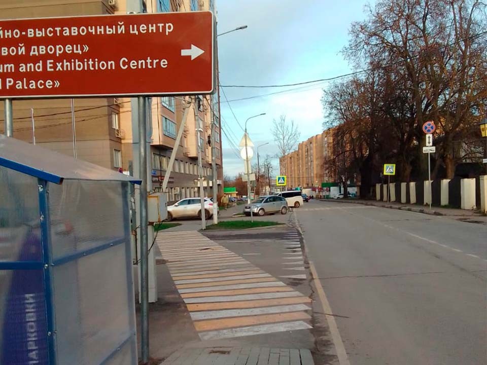 Туристический указатель с тротуара на улице Банковской подвинули для удобства пешеходов