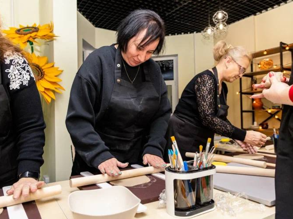 Матерей участников СВО поздравили в студии «Лунный кот» на гончарном мастер-классе