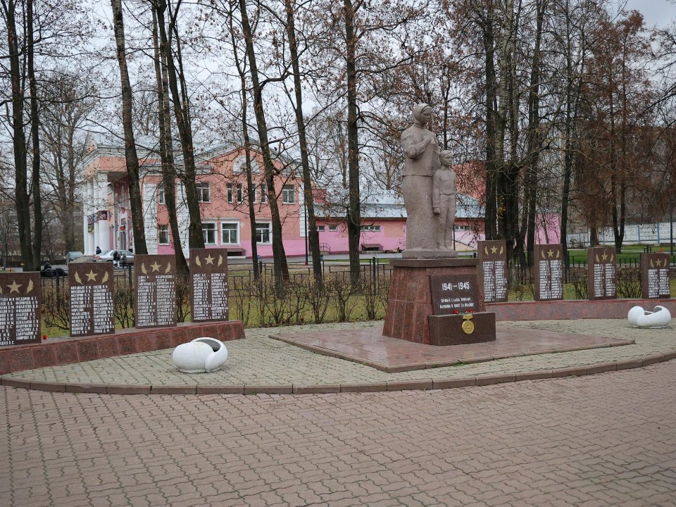 Новые дорожки, газоны и камеры: как преобразили территорию возле ДК «Саввино» в Балашихе