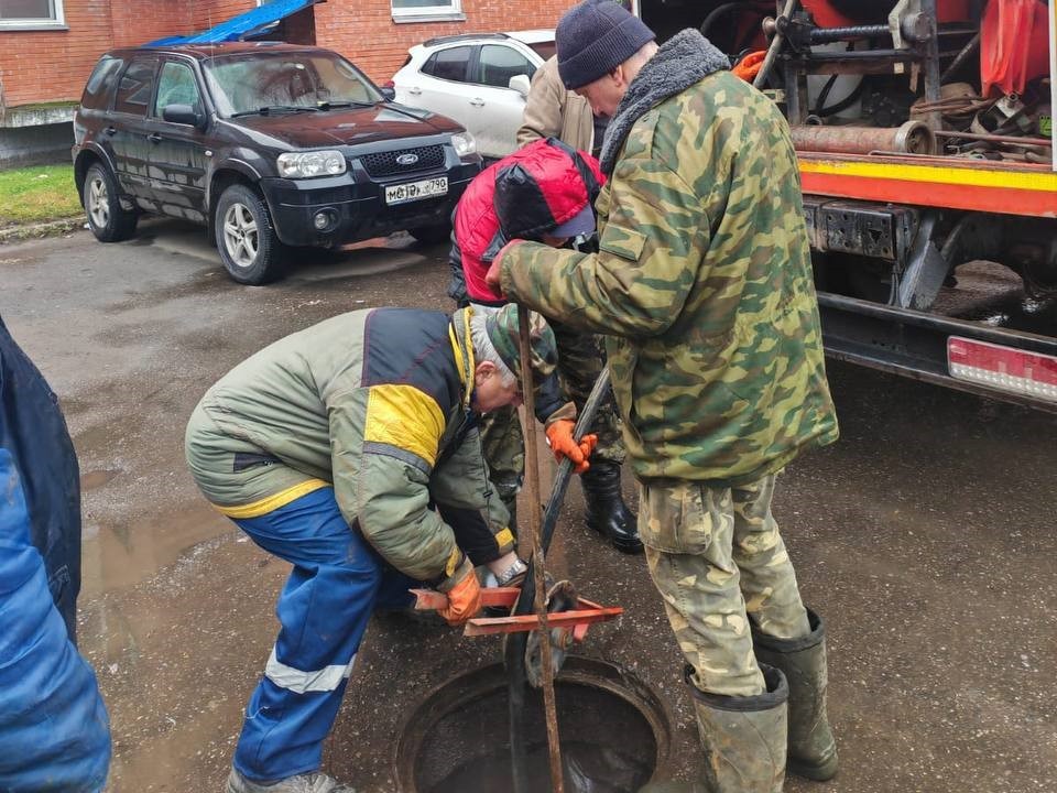 Специалисты прочистили коллектор с засором у дома 84/1 на Московской