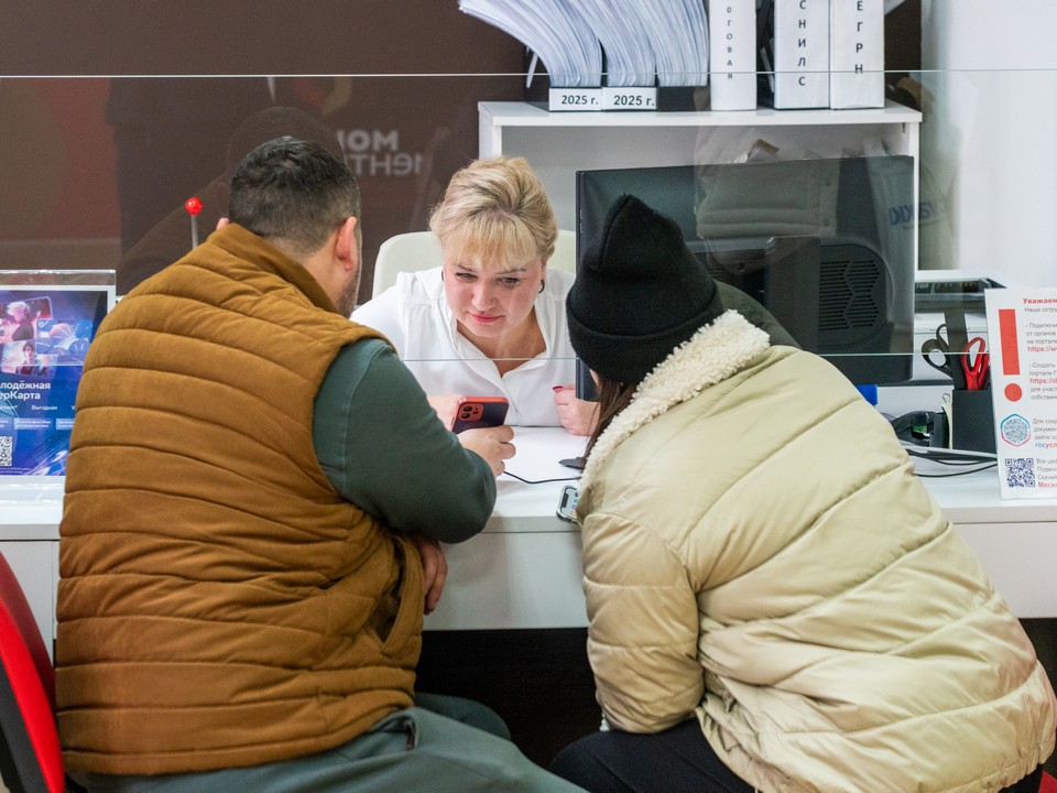 Стало известно, по какому графику в выходные можно оформить документы в МФЦ