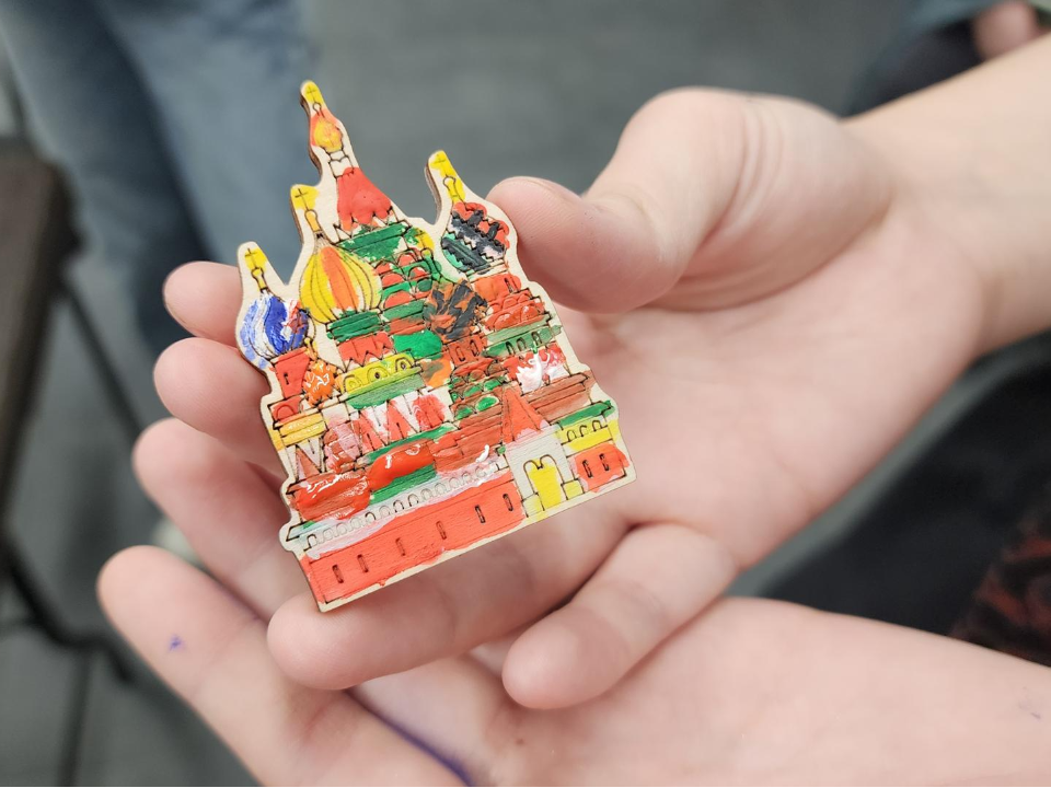 От матрешки до флага: дети в Лобне создали памятные значки ко Дню единства