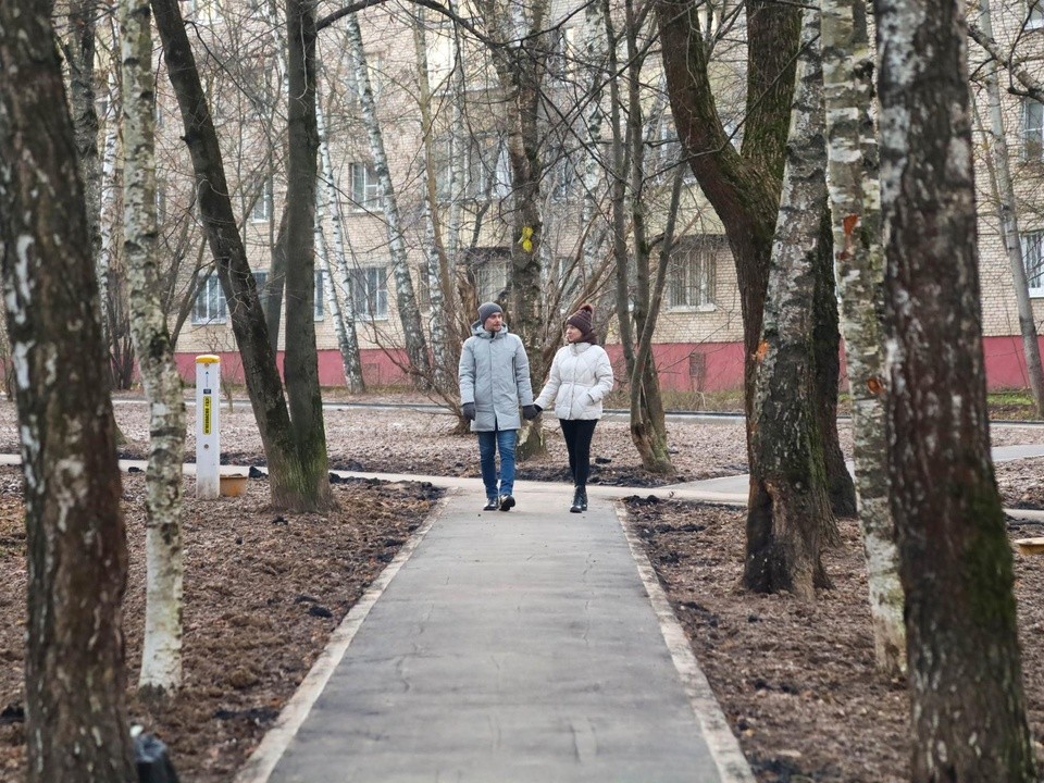 По новому скверу на ул. Дзержинского уже гуляют влюбленные: как преображается Солнечногорск