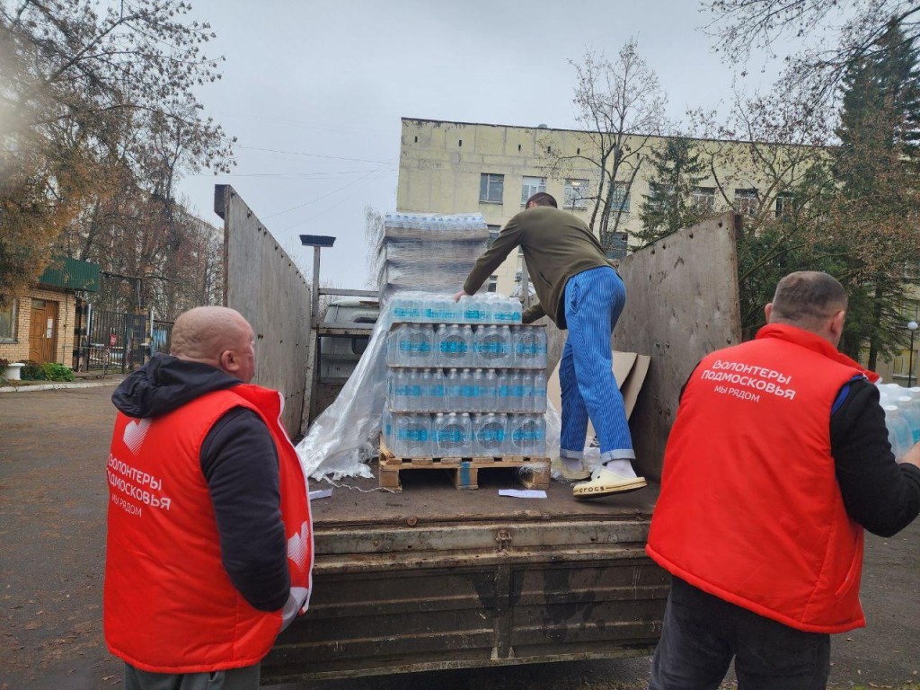Волонтеры Солнечногорска отправили питьевую воду военным в госпиталь