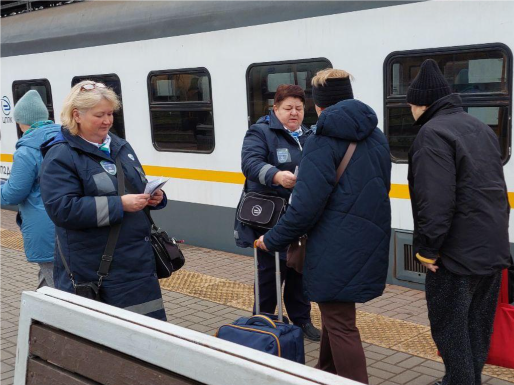 В Серпухове прошел рейд на вокзале, чтобы напомнить жителям о безопасности