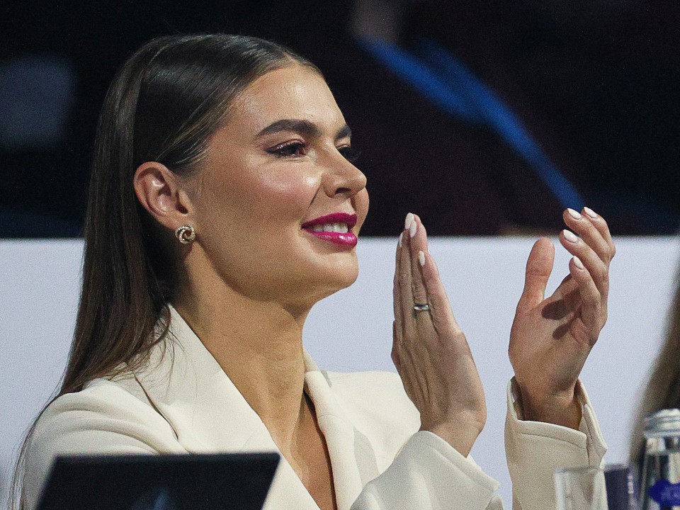 Алина Кабаева покорила публику стильными нарядами на турнире в Китае