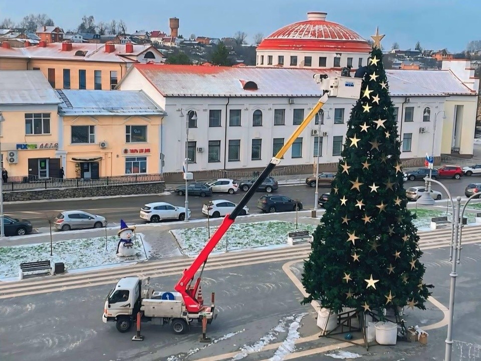 Чтобы засветилась вовремя: помощники Деда Мороза смонтируют 150 золотых звезд на главную елку Волоколамска