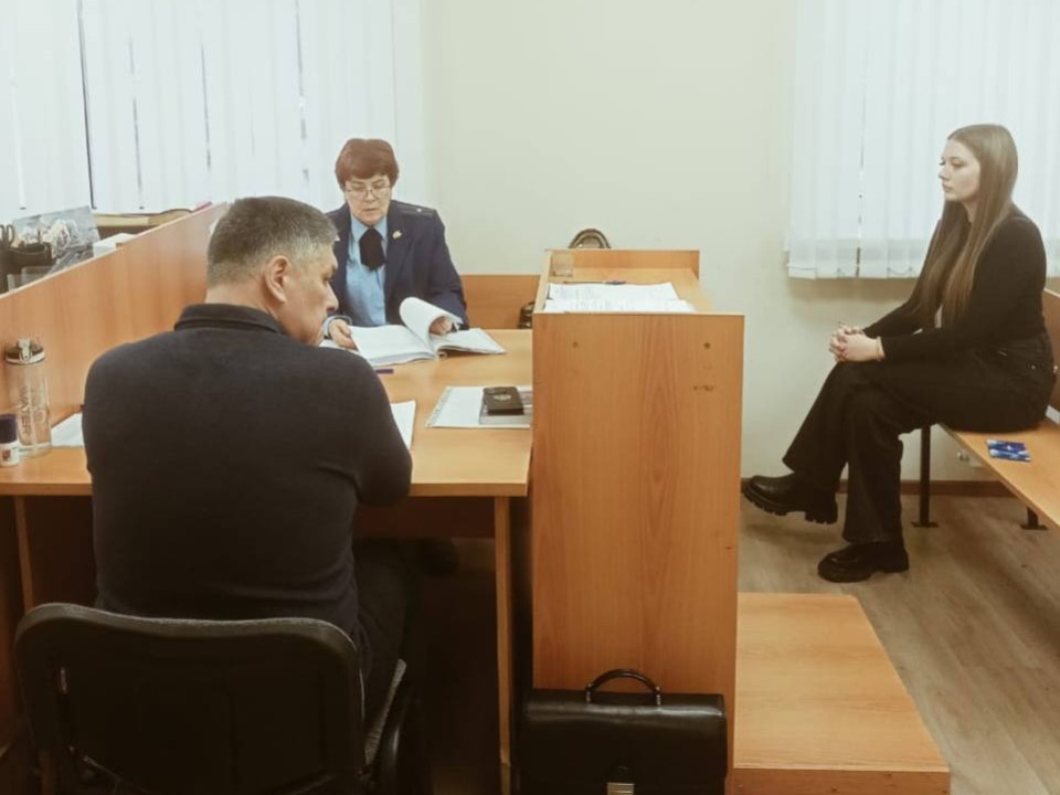 Просто переслала фото: за что 19-летняя девушка попала на скамью подсудимых