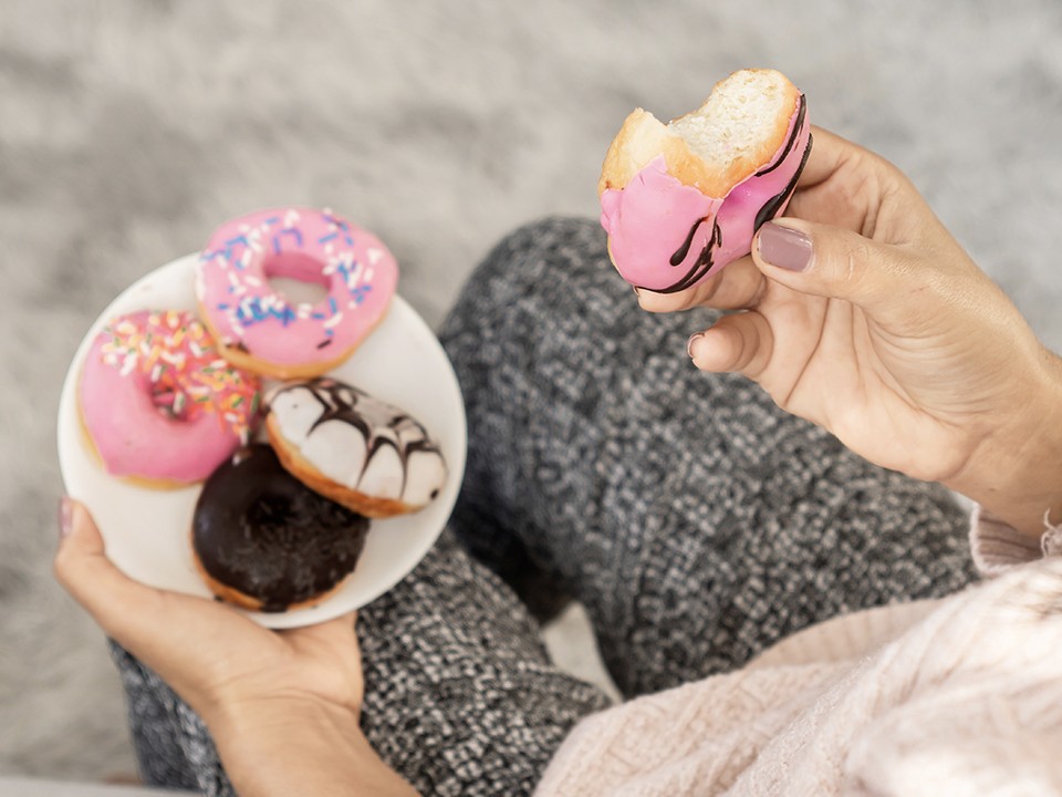 Полуфабрикаты и сладости зимой опасны для здоровья