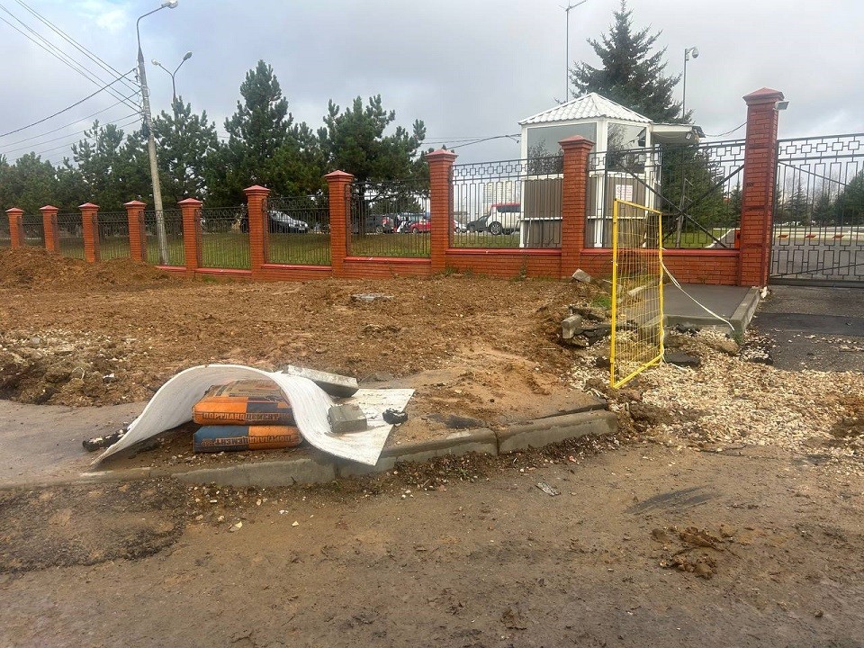 Территорию у Ледового дворца в Чехове заново благоустроят после земляных работ