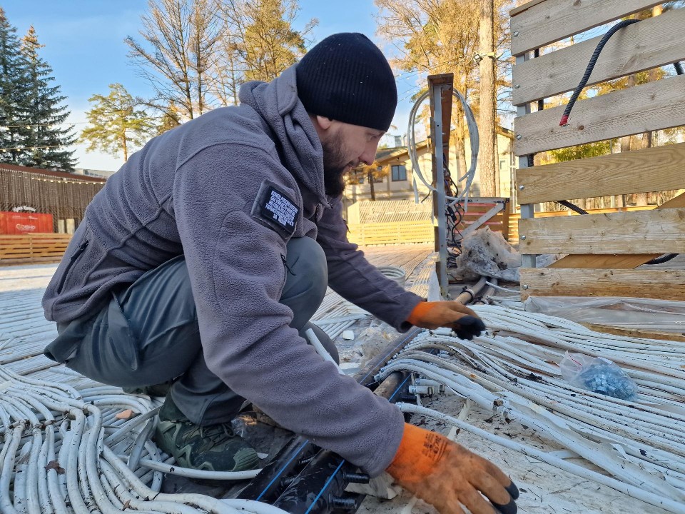 В парке «Пехорка» приступили к монтажу катка