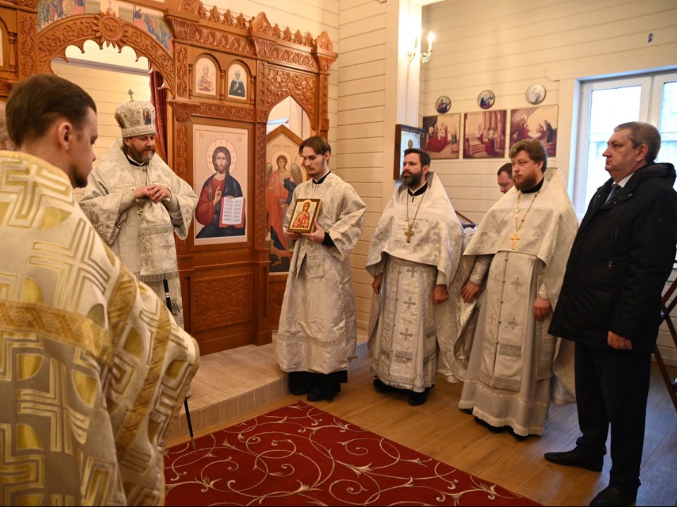 «Никто другой не имеет такой потребности в обращении к Богу»: в колонии Подмосковья освятили храм