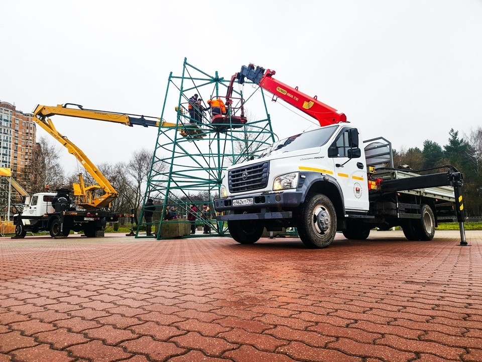 Главную новогоднюю ель высотой 16 метров устанавливают на площади Центра культурного развития «Вертикаль» в Пущине