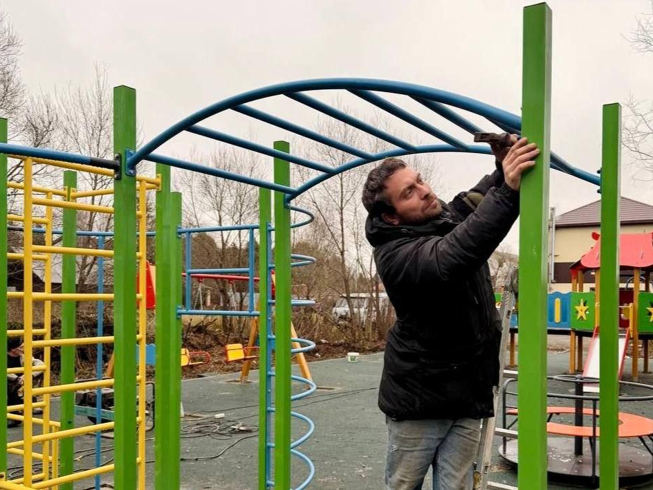 Новые качели и спортивные снаряды установили на детской площадке в Малых Горках