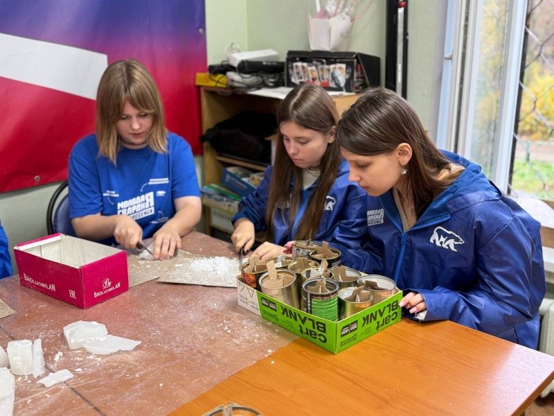 В каждом огоньке — частичка души: волонтеры из Воскресенска изготовили окопные свечи для фронта