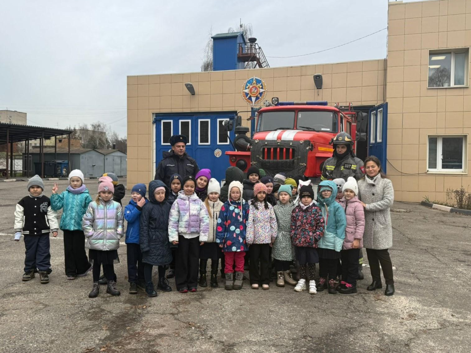 В Балашихе прошла экскурсия, которая может спасти жизнь: школьникам показали, как тушить пламя и не бояться дыма