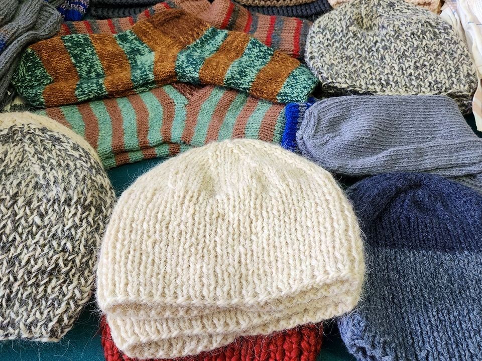 Опасно ли носить чужие вещи: ответ батюшки проясняет все — бояться нужно не одежды