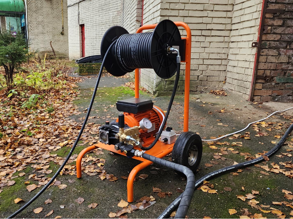 Управляющие компании начали бороться с засорами канализации с помощью новой техники