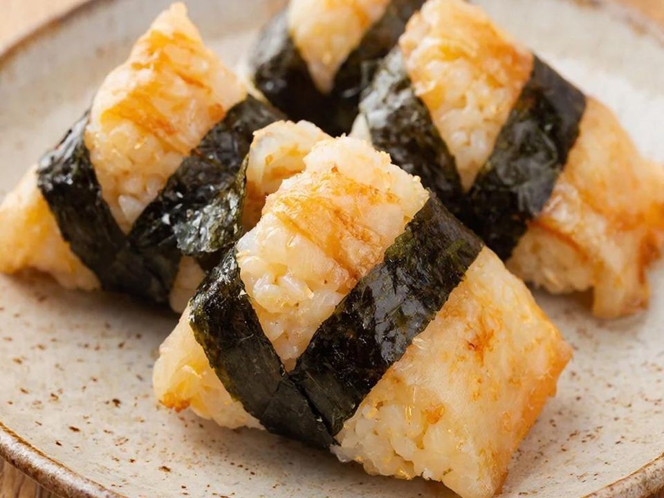 Еда для молодежи: эксперт связал бум продаж онигири с влиянием азиатской культуры