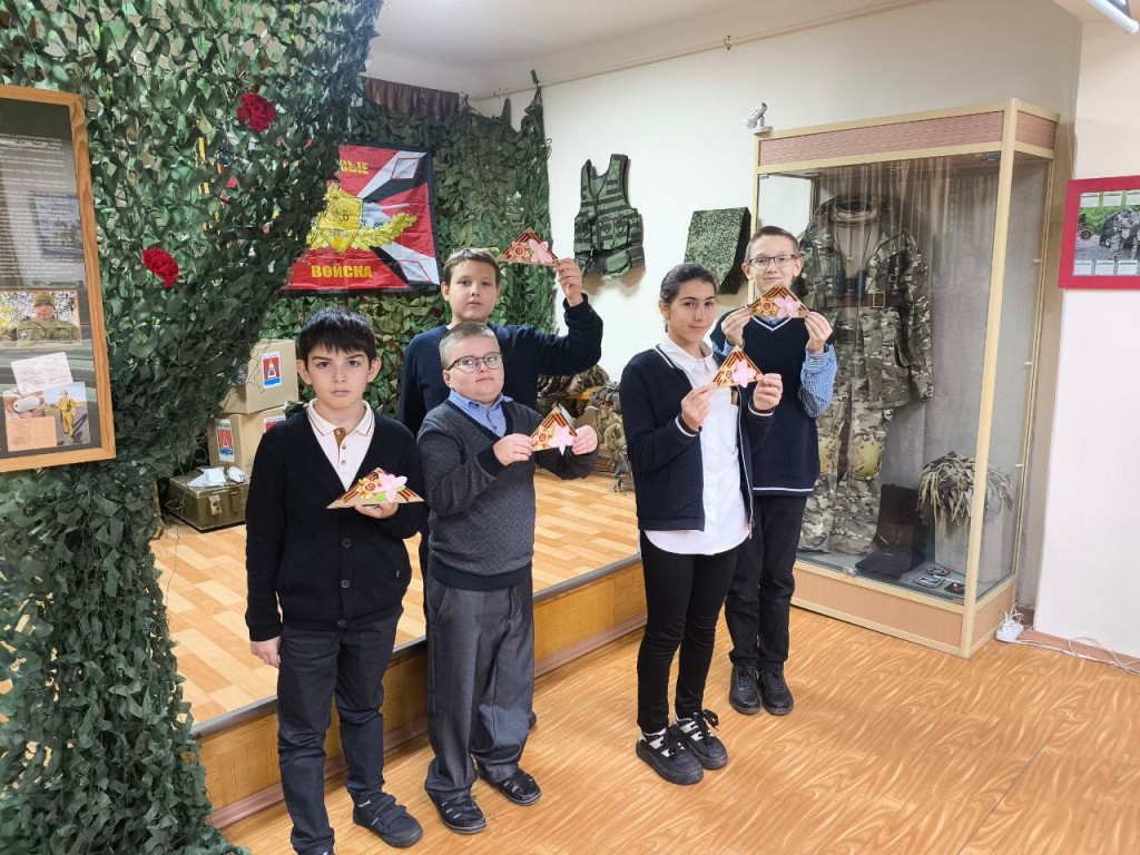 Ученики школы № 8 написали и отправили письма военнослужащим СВО