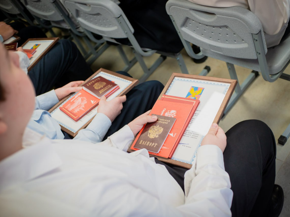 В обновленной школе поселка Люберец прошла церемония вручения первых паспортов