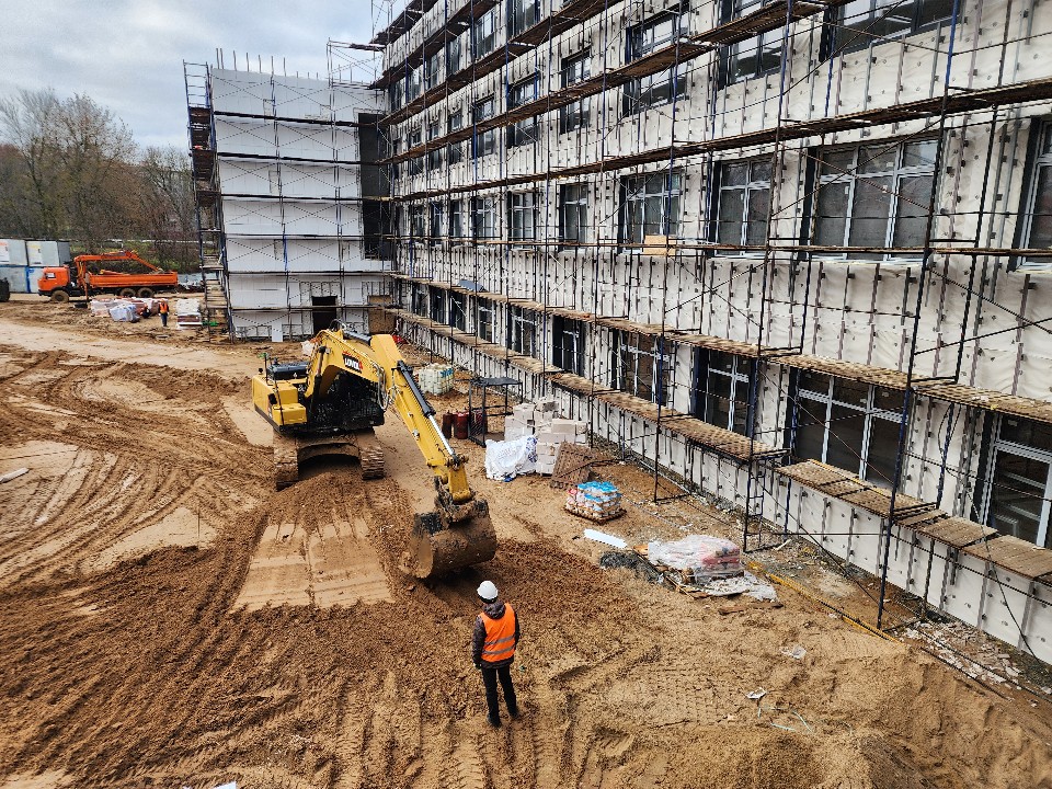 В пристройке к школе № 16 в Подольске делают кровлю и фасад