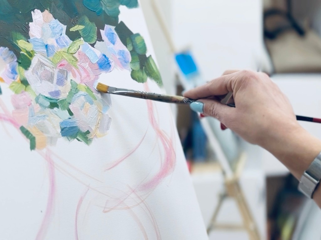 «Ты просто отключаешь голову»: как арт-терапия помогает женам и матерям бойцов СВО