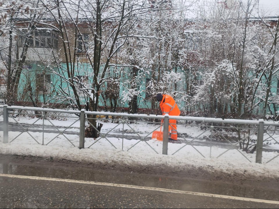 Снегопад в Истре: сотня дворников и десятки машин спасли город от снежного коллапса