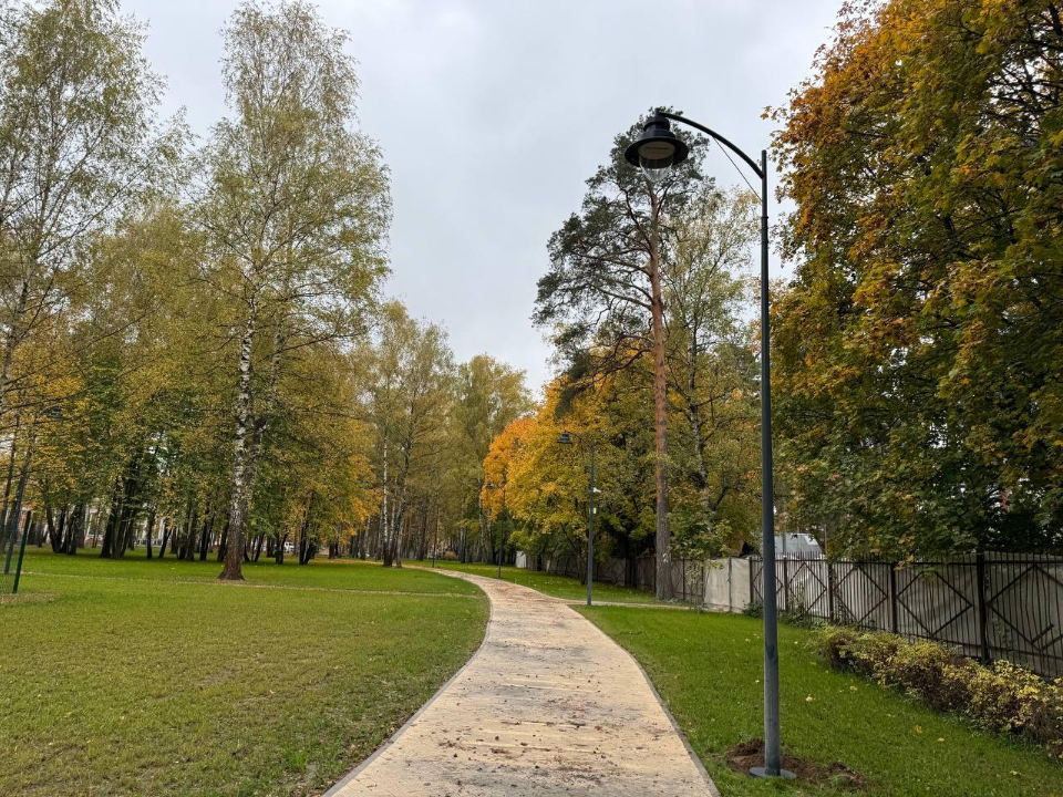 Укладка дорожек и монтаж кровли арт-объекта: Летний парк в Малаховке преобразится до конца года