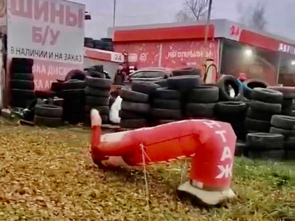 «Сотрудник» селятинского автосервиса эпичным падением помог хозяину заработать