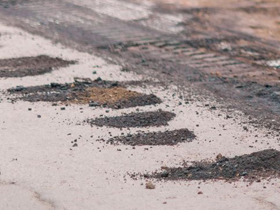 «Лунные кратеры» на дороге деревни Мамоново засыпят асфальтной крошкой