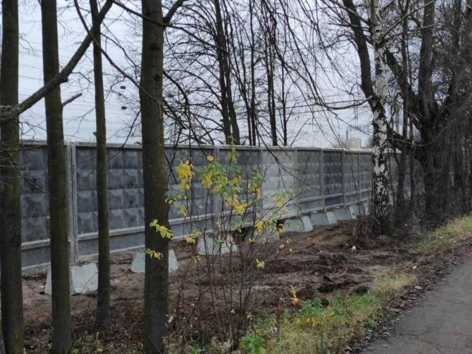 На станции Дедовск в Истре оборудовали 100 метров железо-бетонных ограждений