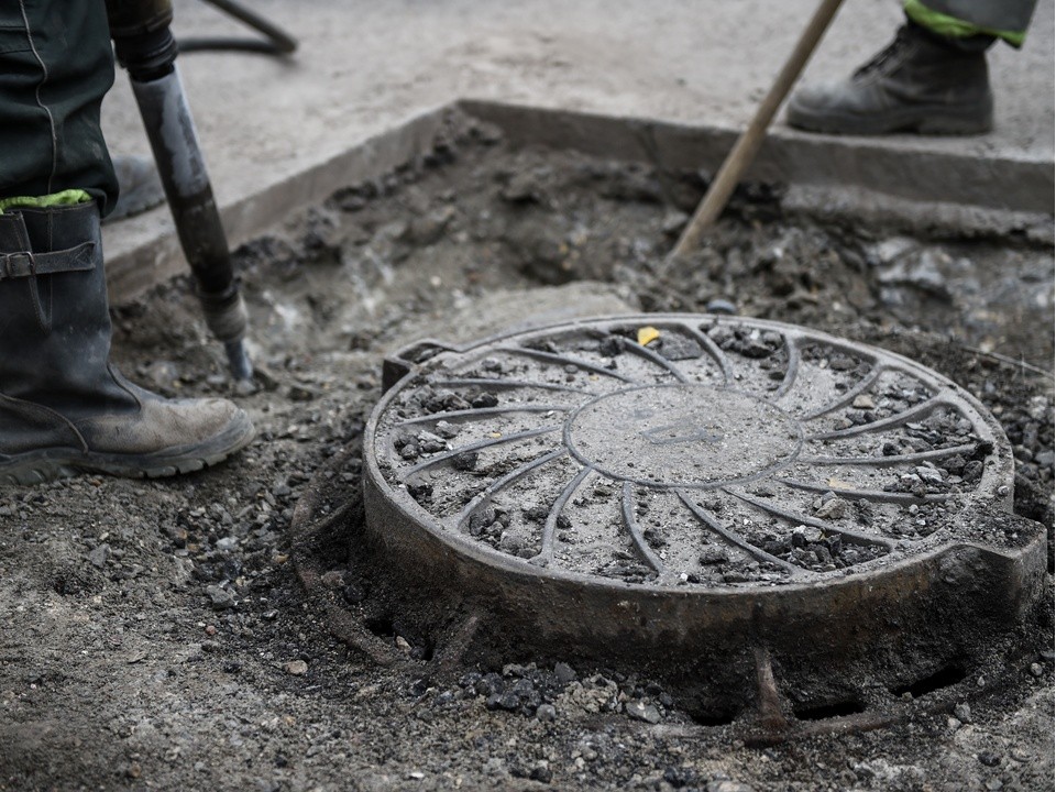 Опасный «танцующий» люк отремонтируют на Литейной улице