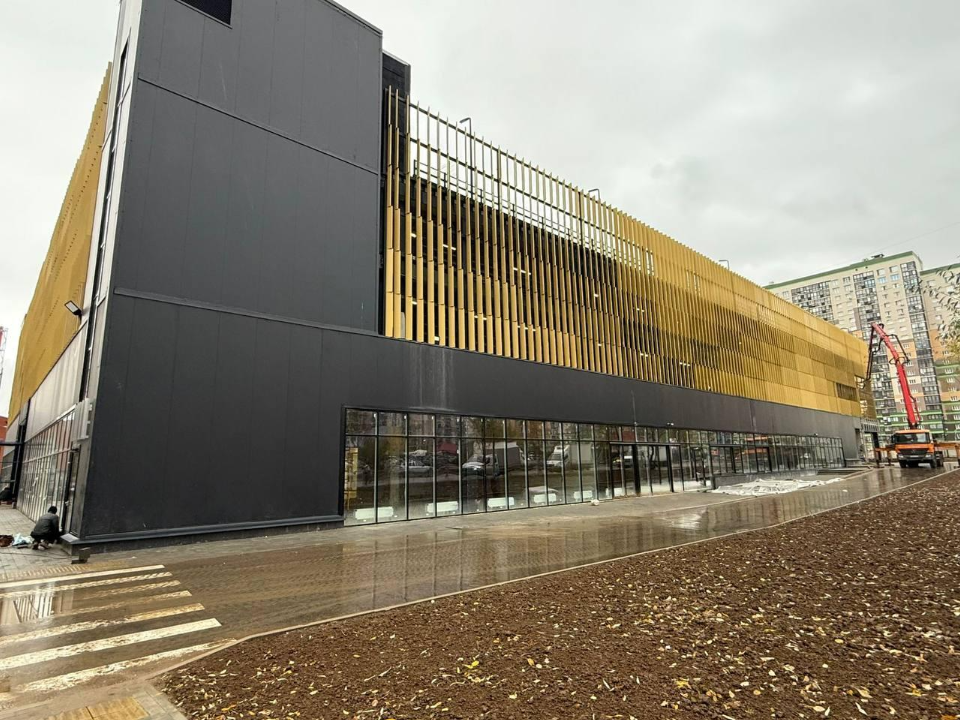 Новая стоянка в Красногорске почти готова к эксплуатации: сколько машин поместится и что уже можно посетить на первом этаже