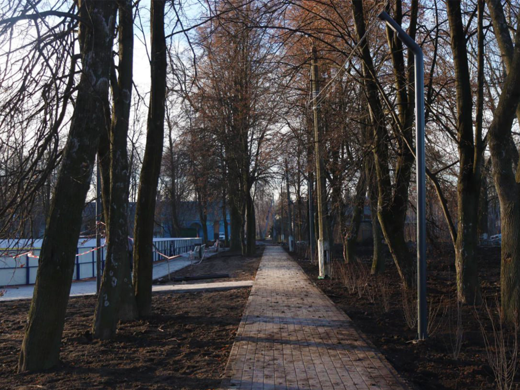 Прогулочные дорожки и детская площадка: в поселке ЗСМ завершают строительство нового сквера