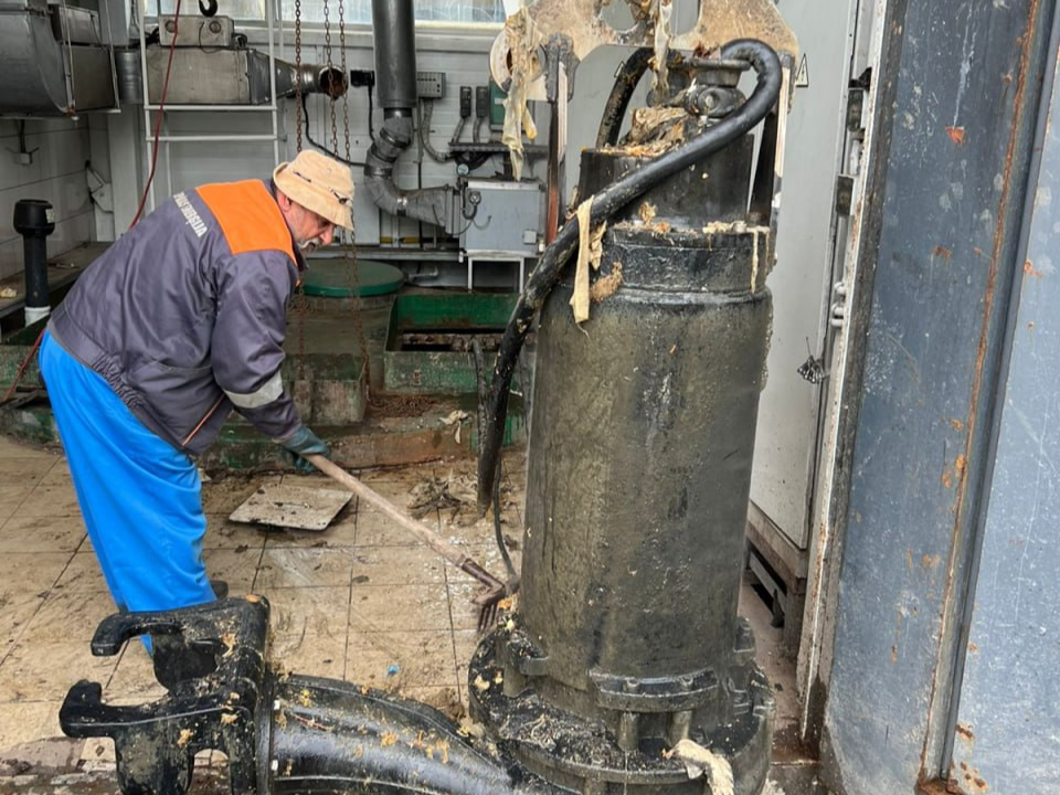 Салфеткам не место в канализации: 38 технологических засоров устранили на сетях водоотведения