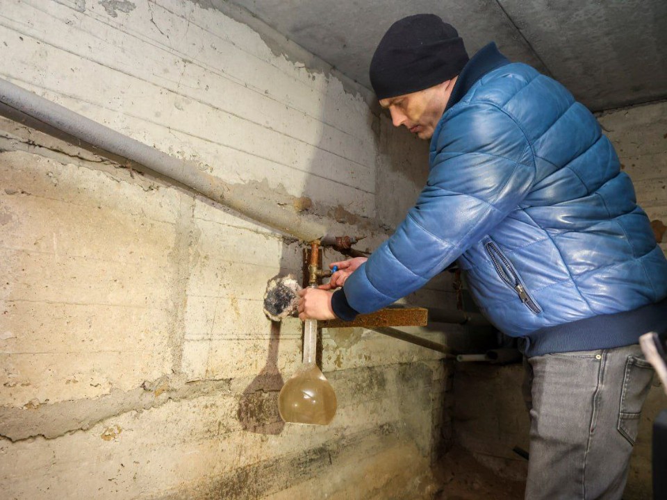 Пока вода не станет чистой: на Спортивной улице продолжат промывку труб