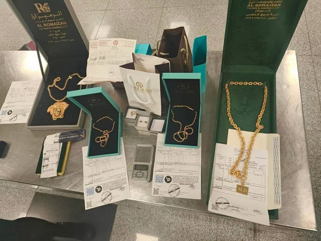 Пассажира с люксовыми украшениями на ₽5 млн задержали в аэропорту Домодедово