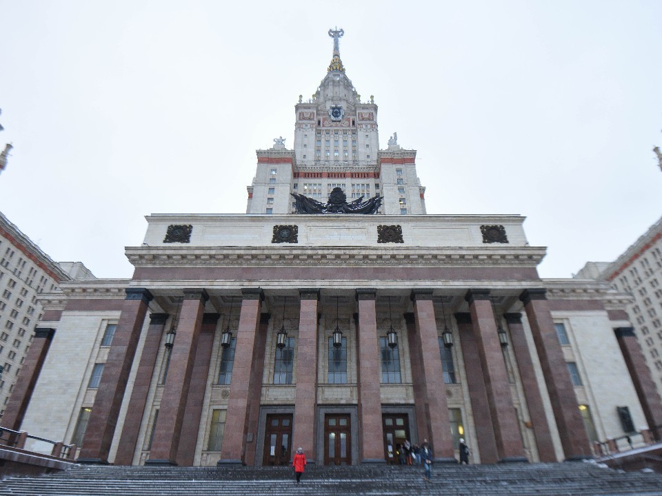 На лекции не с учебниками, а с обогревателями: почему студенты МГУ учатся в зимних куртках