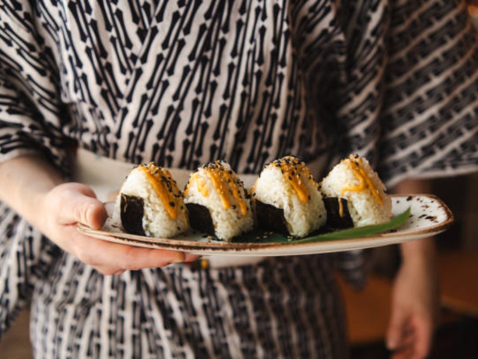 Как есть онигири с пользой и почему их лучше готовить дома