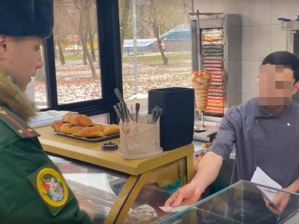 В магазинах и кафе Солнечногорска следователи выявили восемь мигрантов-нарушителей