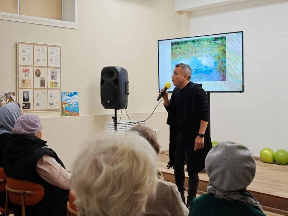 Посетители библиотеки в Луховицах посмотрели и послушали «Поющие картины»