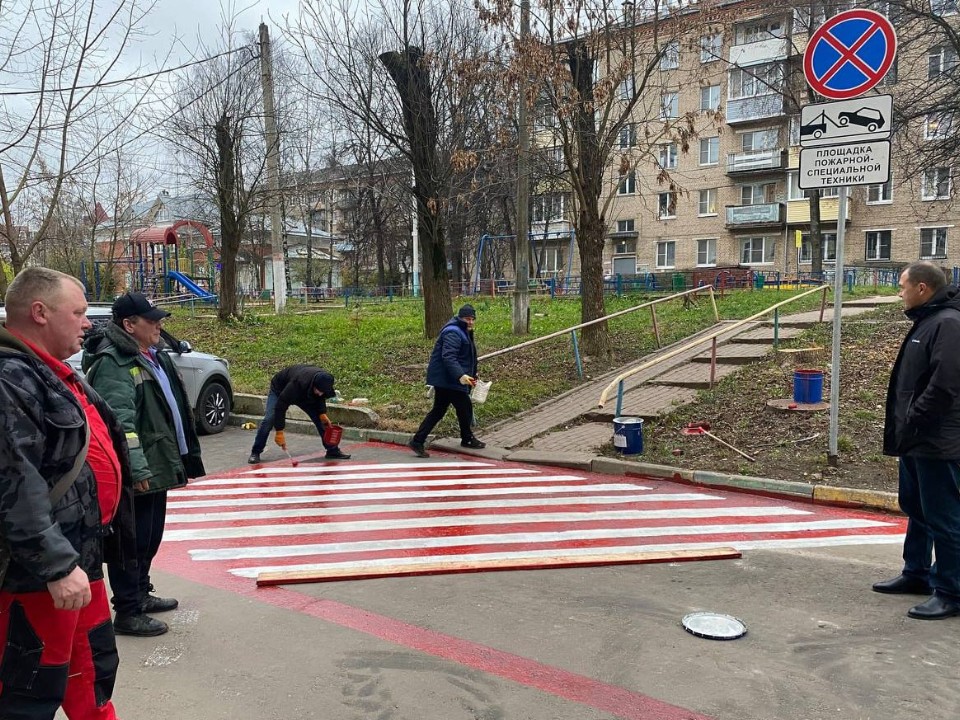 Удобно будет всем: зону, свободную от автомобилей кроме пожарных, сделали во дворе дома на Красной Армии