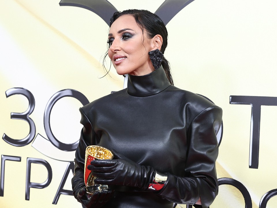 Полмиллиона на руке: певица Алсу появилась на публике с сумкой за ₽550 тыс.