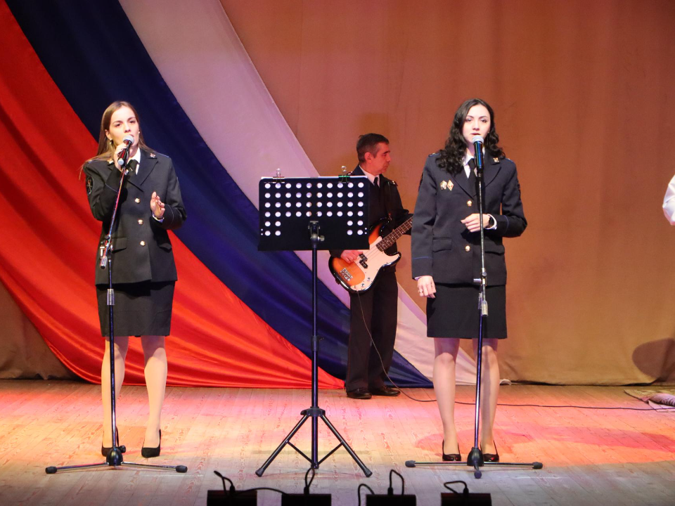 «Падаем, встаем, идем дальше»: следователи-дебютанты покорили зал на празднике