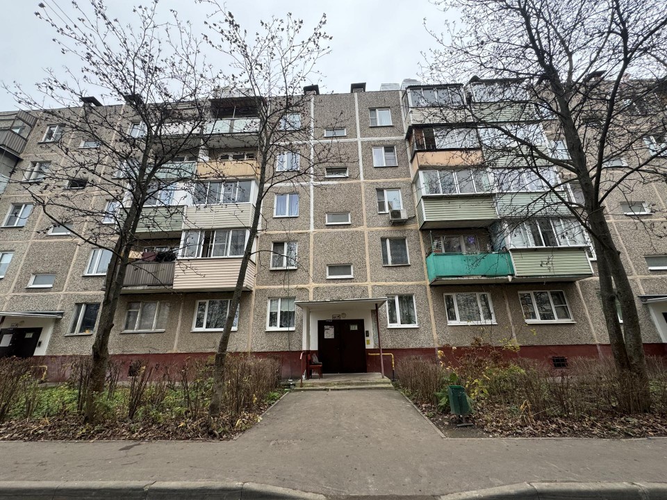 В поселке Володарского на Зеленой улице, д. 37, начался капитальный ремонт крыши