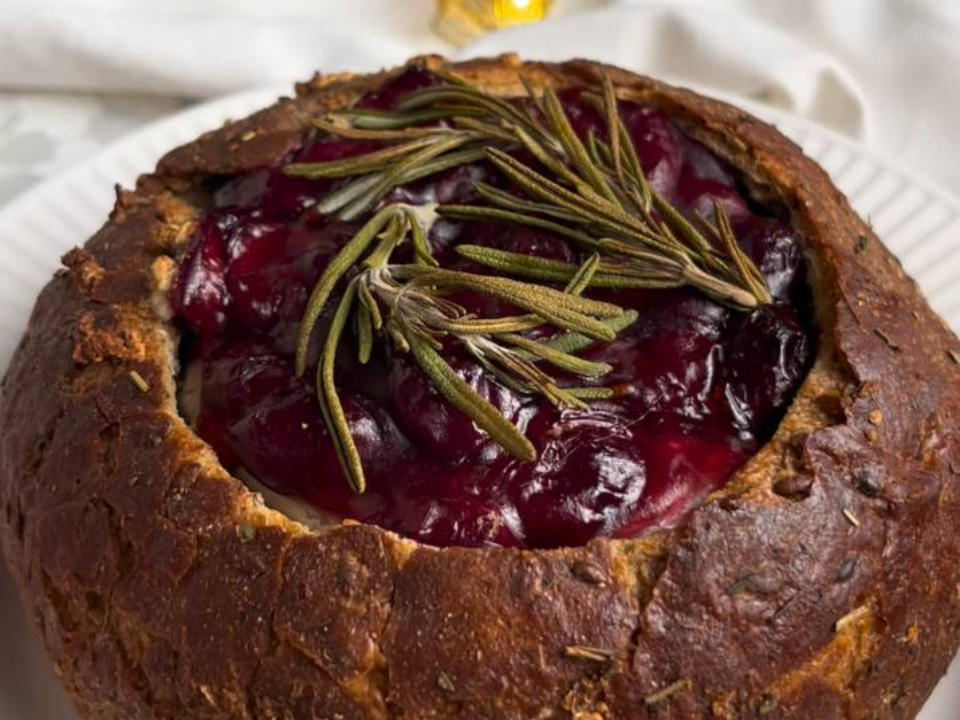 Как приготовить теплое угощение из хлеба, сыра и вишни: рецепт от домохозяйки