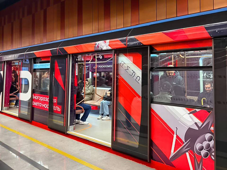 Голос космонавта Олега Кононенко звучит в вагонах нового тематического поезда метро