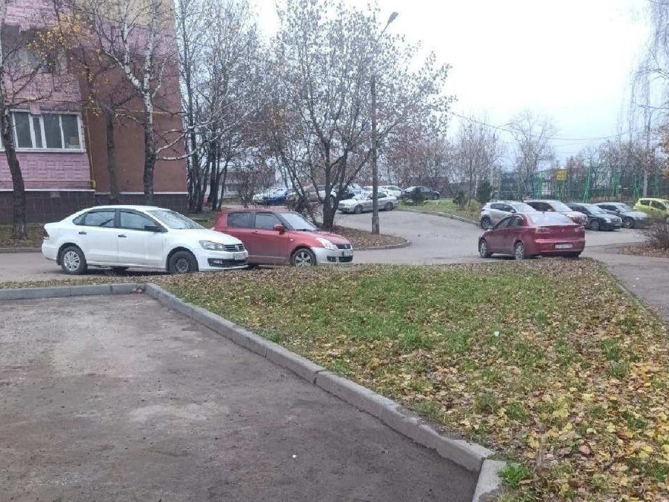 На улице Первомайской коммунальщики очистили парковку от влажной грязи